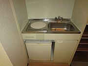 IHコンロとミニ冷蔵庫付きのシステムキッチン