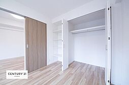 [内装] 収納力のある洋室です。お部屋もすっきり広々と使えて気持ちが良いです！キレイな明るいお部屋で過ごすのは、更にのんびりゆっくりできますね！