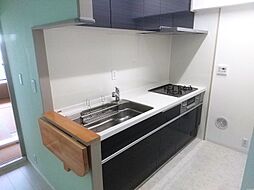 [キッチン] キッチン　折り畳み式のカウンター付きです