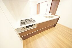 [キッチン] スタイリッシュかつ機能性も兼ね備えたオープンキッチンを採用。