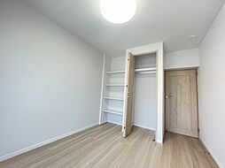 [寝室] 洋室5帖　クローゼットと可動式棚