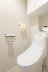 [トイレ] ホワイトを基調に統一感を出し、清潔感にあふれたトイレ空間には、温水洗浄便座付き。