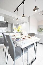 [居間] 生活の中心となるLDKは対面キッチンタイプの広々としたゆったりサイズ。生活動線を集中させることで、ご家族が自然と集まる空間を設計から実現しました。