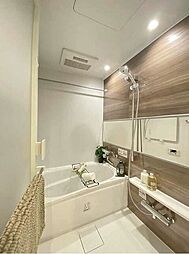 [風呂] 木目調パネルがくつろぎの空間を演出する浴室です。雨の日のお洗濯にも大活躍な浴室乾燥機付き。
