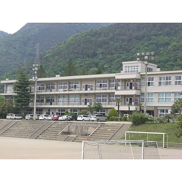 画像17:中学校「上田市立第三中学校まで1104ｍ」