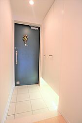 [玄関] 白を基調とした明るい玄関
