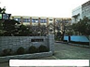 和歌山市立雑賀小学校まで560m