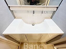 [洗面] 洗面台が深めで大きいので、身だしなみを整えるだけでなく、ちょっとした手洗い洗濯物などにも利用でき便利ですね。