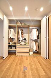[収納] 壁面クローゼットのメリットは、衣類が横一列に並ぶためひと目で洋服が選びやすいこと。衣類をたくさんお持ちの方も、限られたスペース内に無理なく収納することができます。
