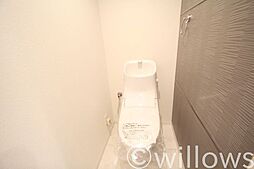 [トイレ] トイレは白を基調とし、清潔感のある空間に。より快適にご利用いただくために、ウォシュレットタイプを採用。お気に入りの絵画を飾ったり、小さなお部屋でも工夫次第で素敵な空間になります。