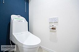 [トイレ] 温水洗浄便座につき、冬場は便座が暖かくできるので冷たい便座に座らずに済む嬉しい仕様です！シンプルなカラーを基調としているので、お手入れがしやすいです。