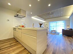 [キッチン] 家具配置のしやすいリビングは、間接照明とおしゃれなシーリングライト付き