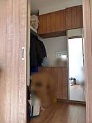 「シューズクローク」■玄関横にあるシューズクロークはベビーカーや靴など隠しながら収納できる便利なスペースです。