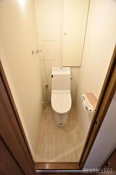 [トイレ] いつも快適・清潔な温水洗浄機能付。トイレ周りで利用する小物の収納に嬉しい収納棚付。