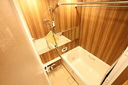 [風呂] リクシル製の高仕様ユニットバス。浴室換気乾燥暖房涼風機能付き。お部屋の雰囲気に合わせたデザインになっております。お子様と一緒に入る場合でも十分な広さです。※リフォーム中の為参考写真になります。