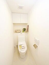 [トイレ] 温水洗浄機能付き便座のトイレが新調されています。便座が冷え切ることなく、利用可能です。また、本体は手の洗いやすさを考えた、広くて深い手洗鉢付き、シンプルな機能のみを搭載したモデルです。
