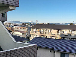 [その他] 約5.4帖の洋室の窓から南西方向を向くと、お天気のいい日には富士山が見えますよ。