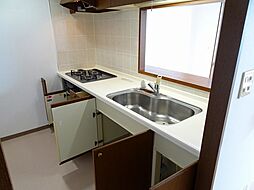 [キッチン] シンクの上部にライトも付いてるのでお手物の作業もしやすいです　広めのシンクなのでお皿も洗いやすいです　フライパンや鍋の収納にも便利なキッチン収納付きです