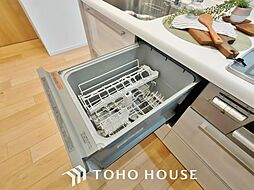 [設備] 「ビルトインタイプ食器洗乾燥機」通常の手洗いでは使用出来ないほど高温のお湯や高圧水流を使うことにより汚れを効果的に落とすことができる。殺菌効果が非常に高く哺乳瓶などを使う家庭で需要が高...
