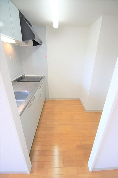 画像13:キッチン周りは広く使い勝手良好です。後ろには冷蔵庫を設置するスペースがあります。