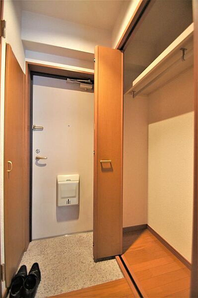 画像20:玄関とお部屋の間には大きなクローゼットがあります。