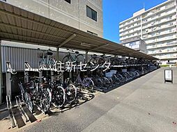 [その他] 整然と並んだ自転車置き場に管理の行き届いた印象をうけます