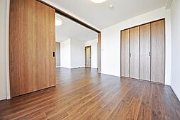 [内装] 住まう方自身でカスタマイズして頂けるようにシンプルにデザインされた室内。自由度が高いので家具やレイアウトでお好みの空間を創り上げられます。