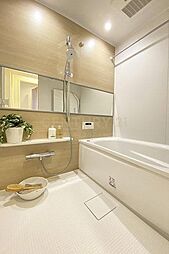 [風呂] バスルーム／新規交換済、浴室乾燥機付、ブラウンとホワイトの優しい雰囲気の空間です。