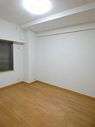 [内装] 【洋室/約7.1帖】シングルベッドを2台並べてもゆとりがあり、主寝室としてもおすすめのお部屋です。