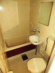 [風呂] ユニットタイプのバスルーム。
