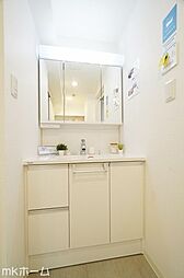 [洗面] 三面鏡が付いた洗面化粧台は収納も豊富！散らかりがちな洗面スペースの小物は全て鏡の裏に収納可能です！