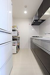 [キッチン] 食器棚や冷蔵庫などを置ける広さもしっかり確保されたキッチンで、より効率よく家事が行えます