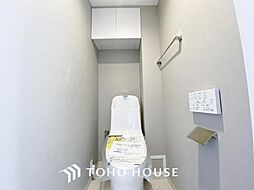[トイレ] 「温水洗浄便座付きトイレ」リフォーム済みのトイレは、快適な温水洗浄便座付です。いつも清潔な空間であって頂けるよう配慮された造りです。