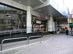 [周辺] 【東武スカイツリーライン「梅島」駅】構内には書店、改札外にはATMが設置してあります。エレベーター、エスカレーター、ユニバーサルトイレ設置済。