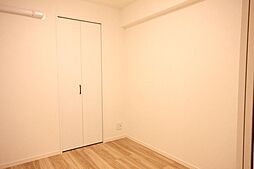 [寝室] 独立性を高めたお部屋。たっぷりの収納も配備しており、スッキリとした居住空間に。
