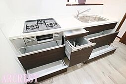 [キッチン] 引出し式の収納力あるキッチンです。整理しやすくお料理中でもすぐにお鍋や調理器具を出して使うことができます。ビルドイン食洗器は手洗いよりガンコな汚れも細菌も吹き飛ばしてくれます。