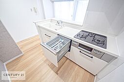 [キッチン] 食洗機付き！忙しい時や冬場は手荒れ防止として大活躍します！ビルトイン仕様なので、場所も取らず調理スペースも広く使えて手際よく作業が出来ます！
