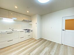 [居間] 白で統一されたダイニングキッチンは、多彩なインテリアにマッチします　収納も豊富に用意されており生活しやすい空間です