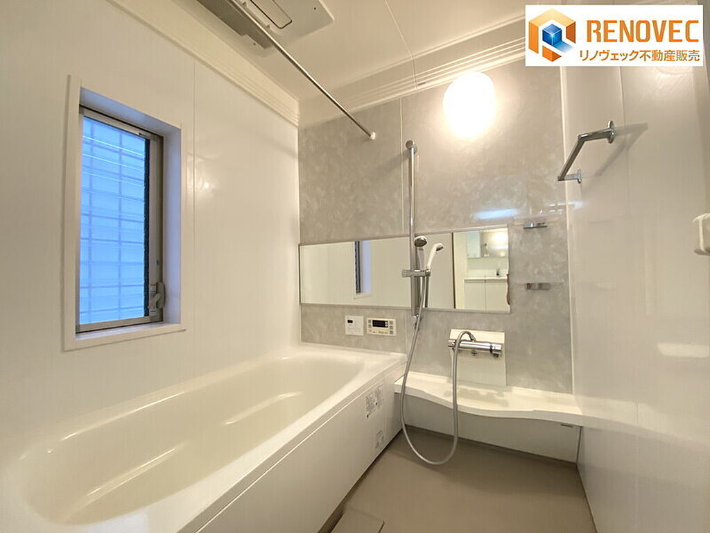 【バスルーム】◆お子様と一緒にバスタイムを楽しめる広々浴室です！◆浴室の窓は湿気対策にいいですね！
