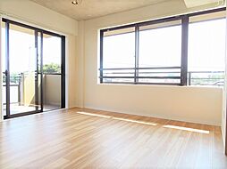 [居間] 窓が多く開放感のあるリビングです。全ての居室がバルコニーに面しております。リビング（2022年6月）撮影