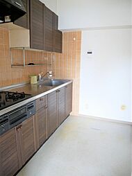[キッチン] ダイニング側と玄関横に繋がっているので、ゴミ出ししやすく、洗面所への動線も良いです。
