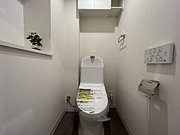 [トイレ] トイレはシンプルにホワイトで統一。多機能型の温水洗浄付き。