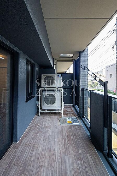 床面から立ち上がりが少なく開放感のある掃き出しサッシを採用したバルコニー