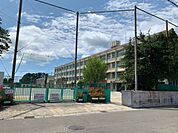 緑丘中学校生徒数は約346名、教員数は約24名です。（令和7年4月） 2900m