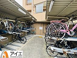 [その他] 広々スペースの駐輪場はご家族の自転車を置くことができます