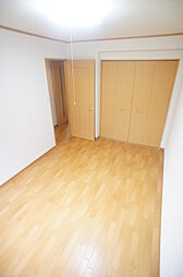 グランドコートA棟 207 2階2LDKの寝室