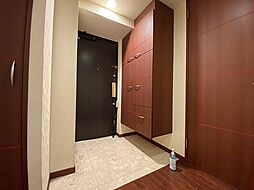 [玄関] 玄関扉を開けると広々としたスペースがあります。収納スペースも十分です。