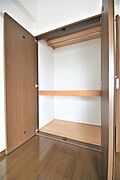 クローゼットは大きく物だけでなく洋服も沢山収納できます。