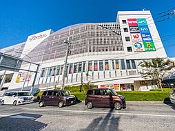 [周辺] サクラス戸塚　650m　スーパー「sanwa」やインテリア「ニトリ」などが集う、毎日の暮らしに便利なショッピングセンター。 