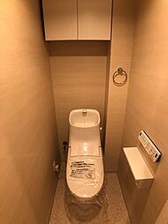 [トイレ] 内装・シンプルで清潔感あふれるデザイン